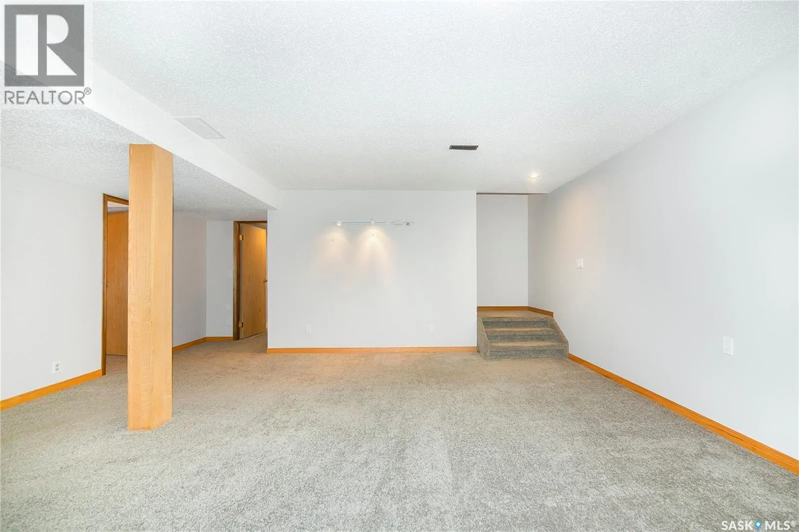 8 3415 Calder CRESCENT