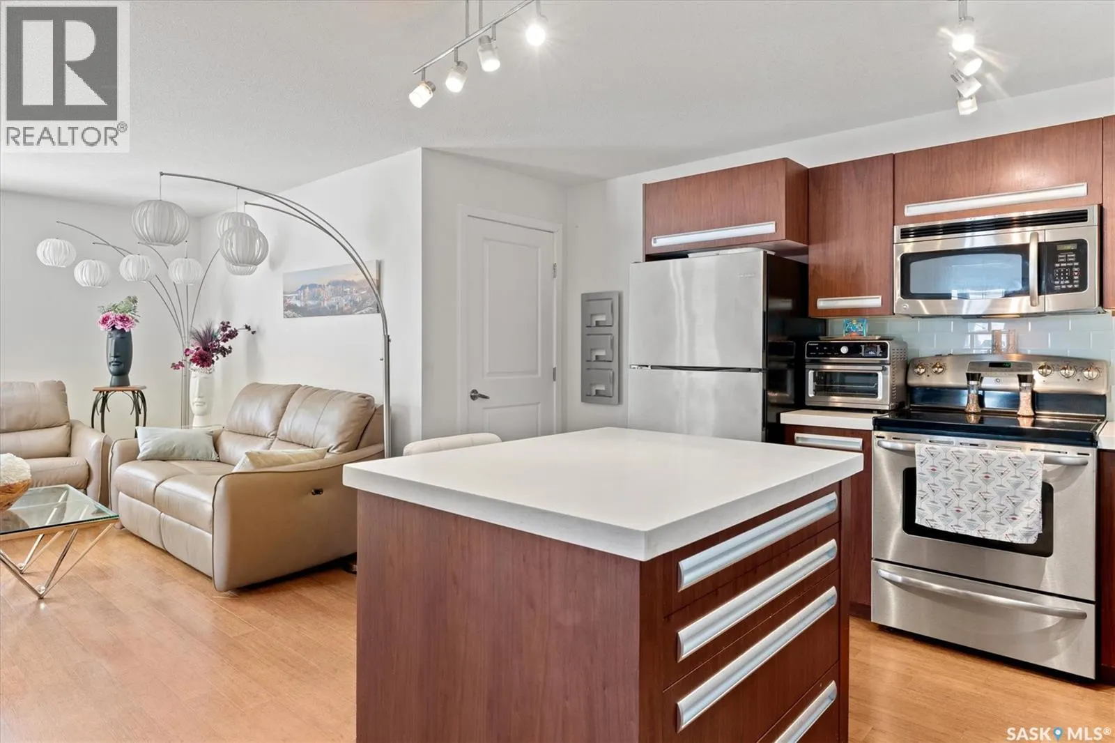 203 1015 Patrick CRESCENT