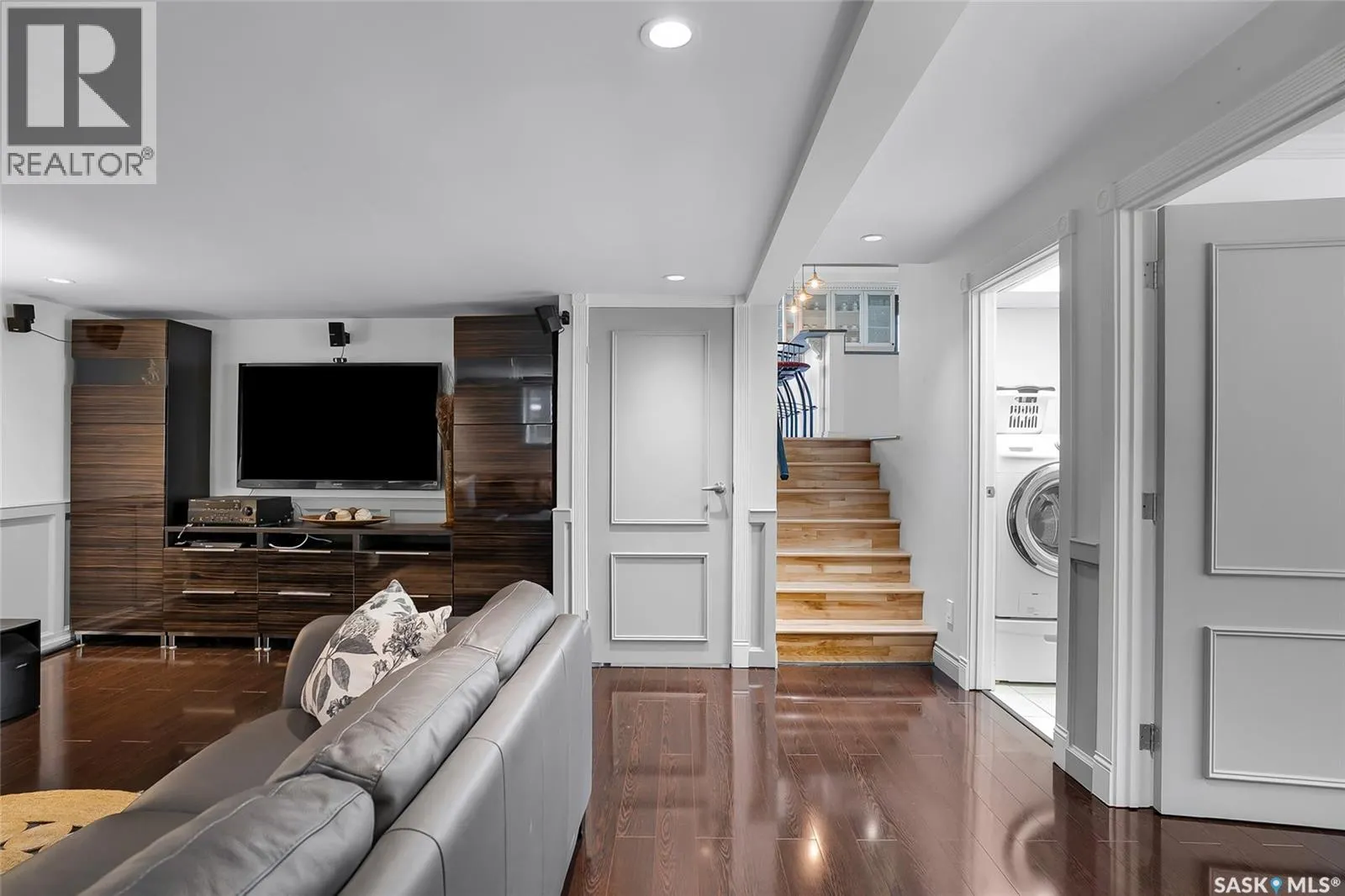 104 8th AVENUE W