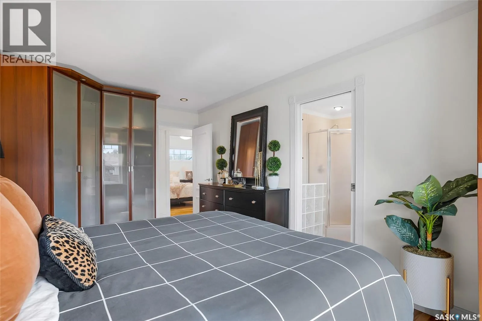 104 8th AVENUE W