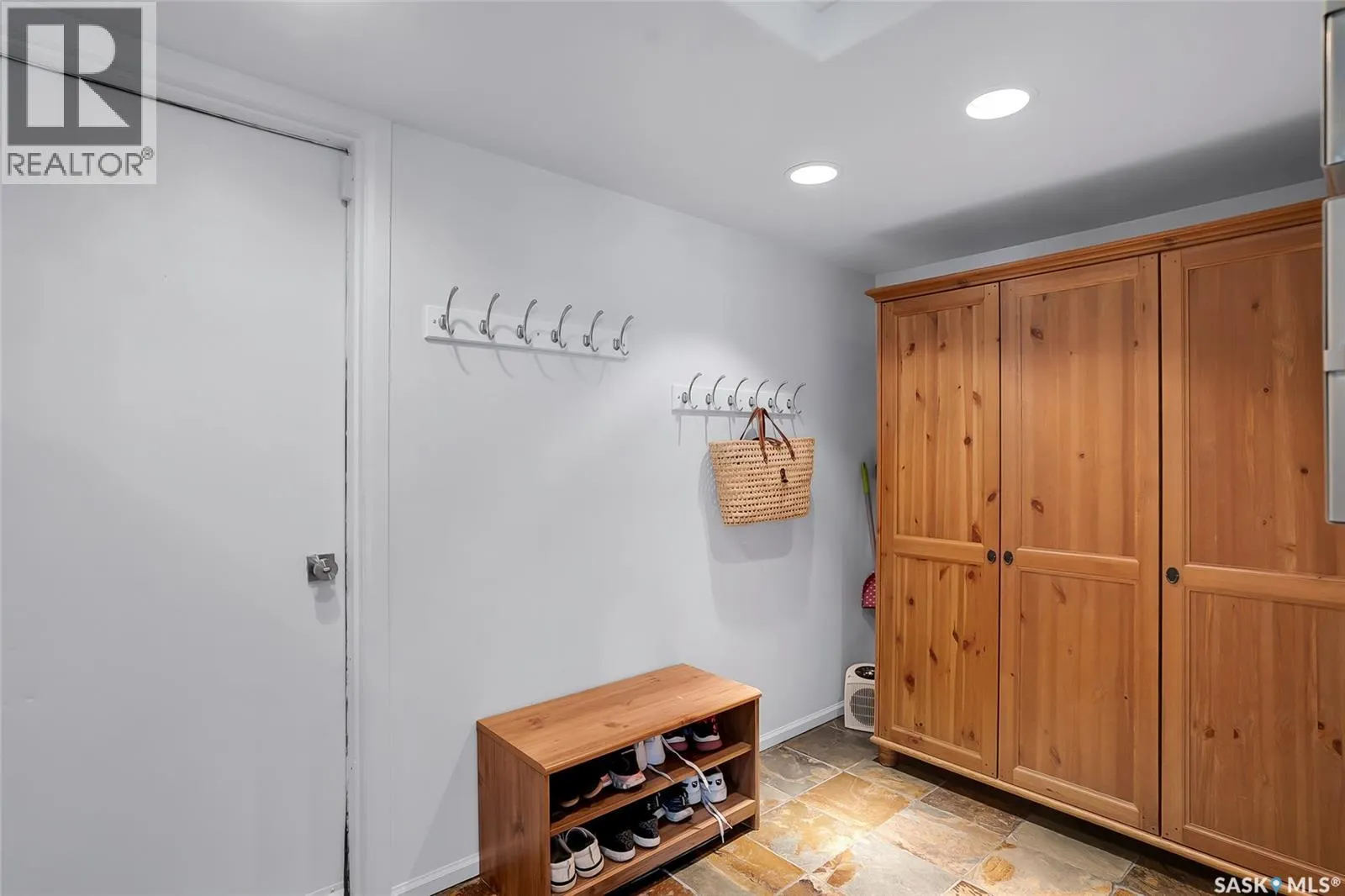 104 8th AVENUE W
