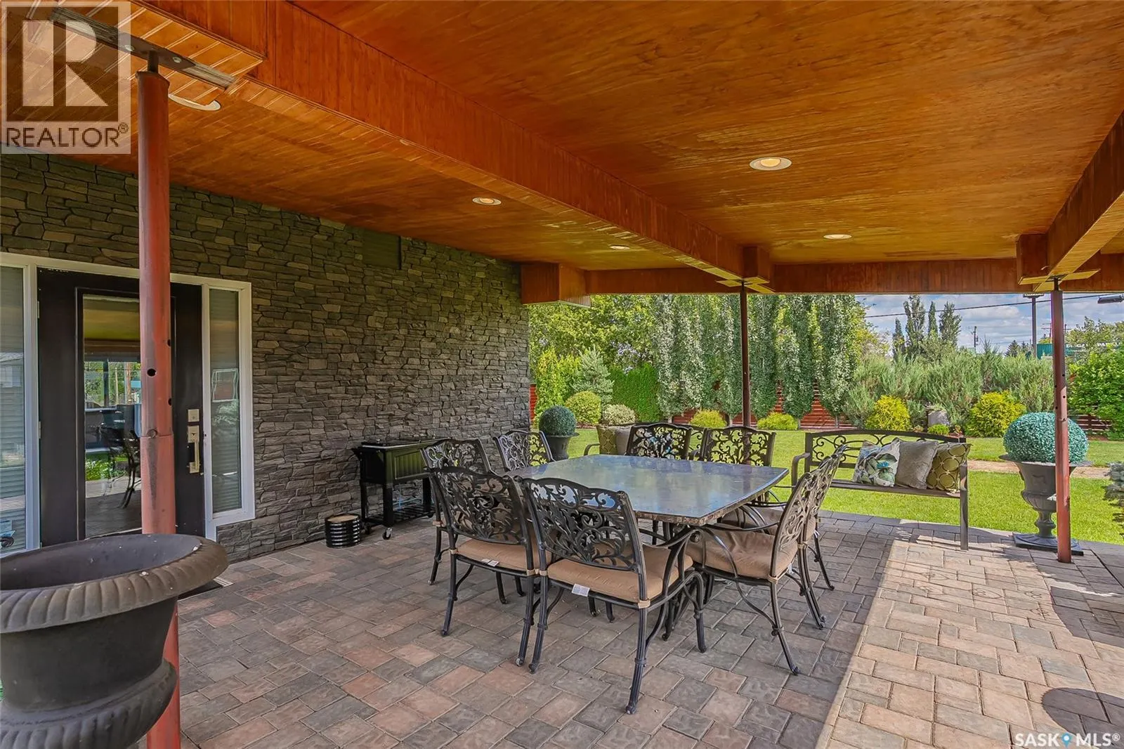 104 8th AVENUE W