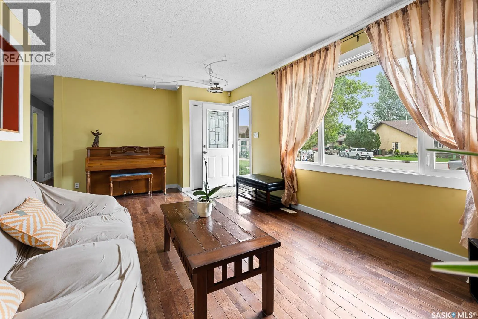 762 Bard CRESCENT N