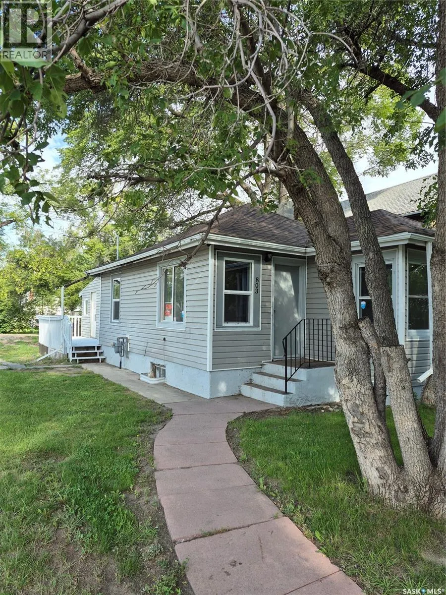 803 I AVENUE N
