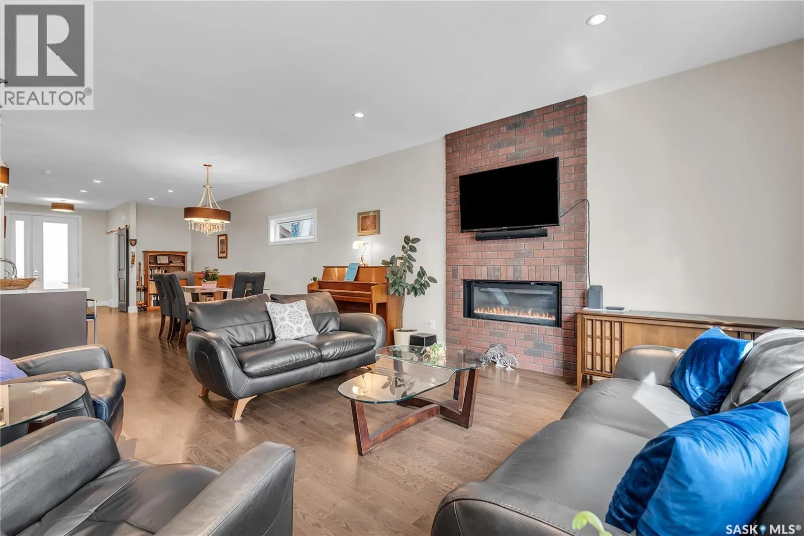522B 6th STREET E
