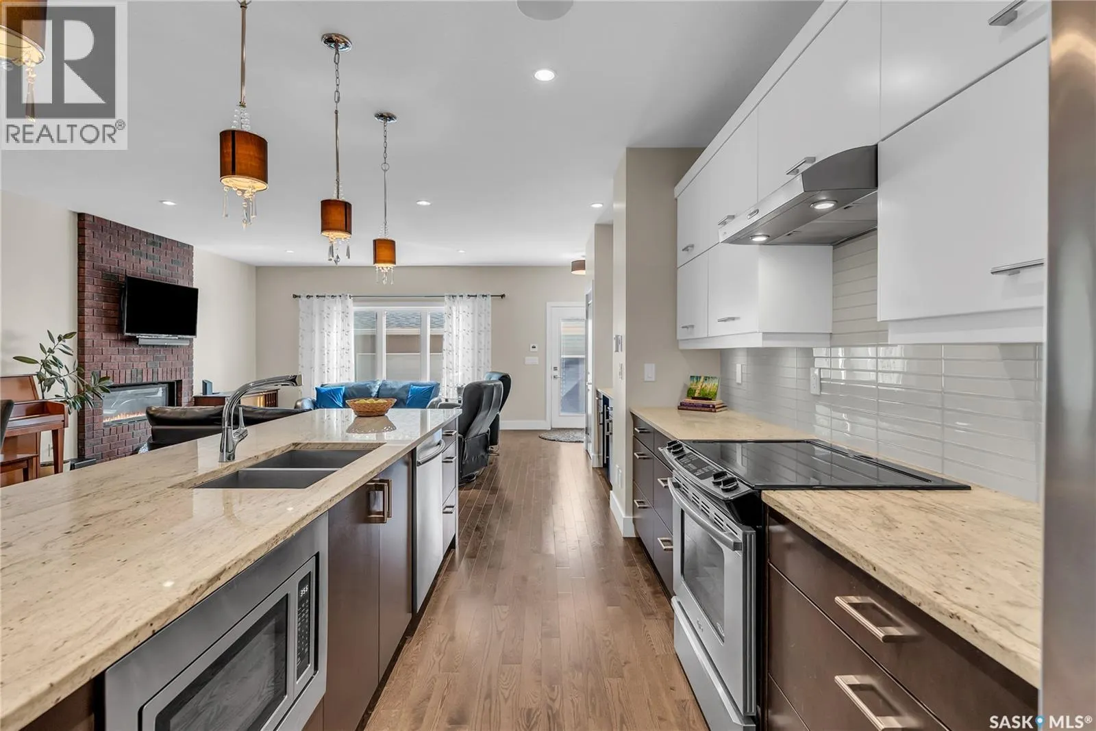 522B 6th STREET E