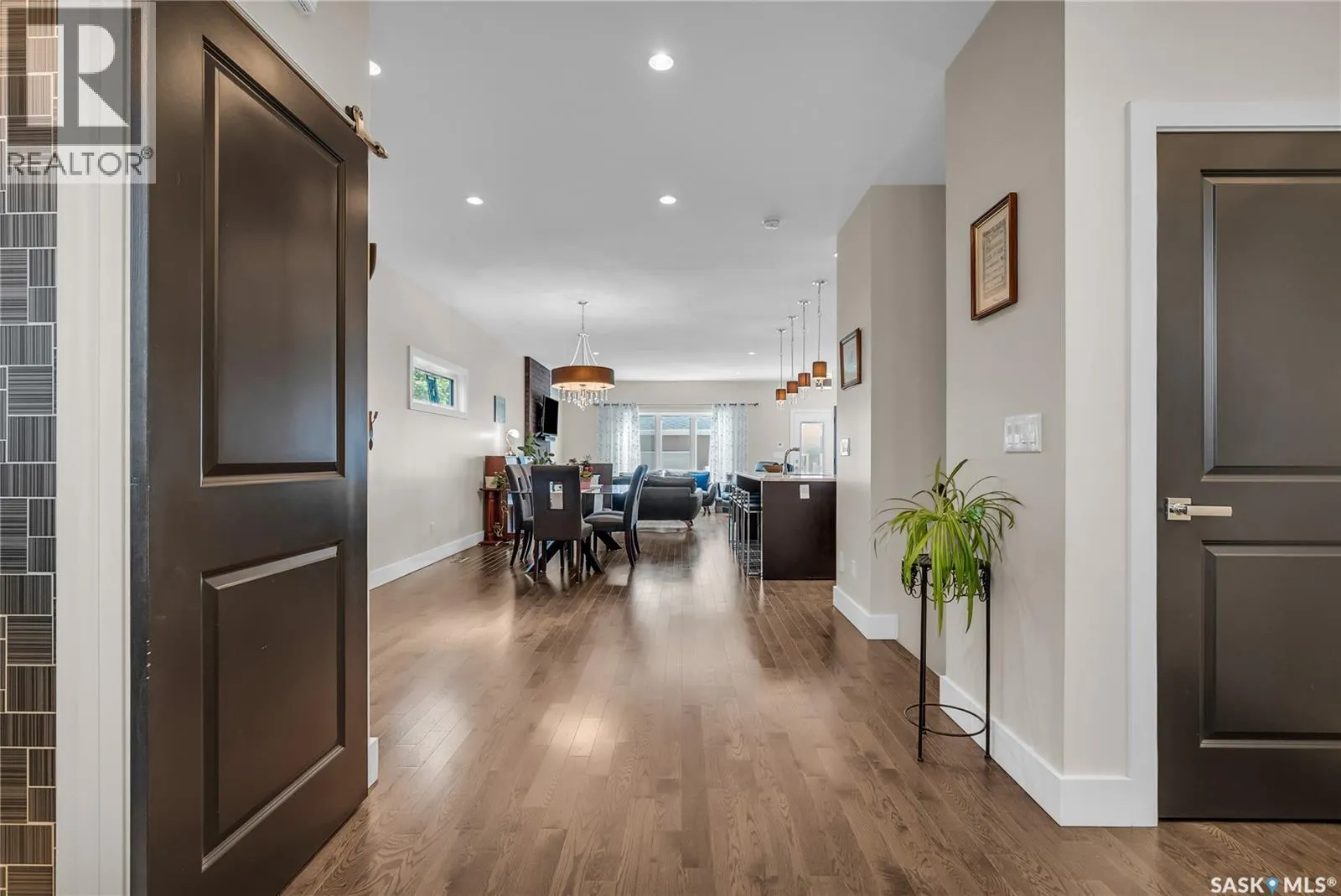 522B 6th STREET E