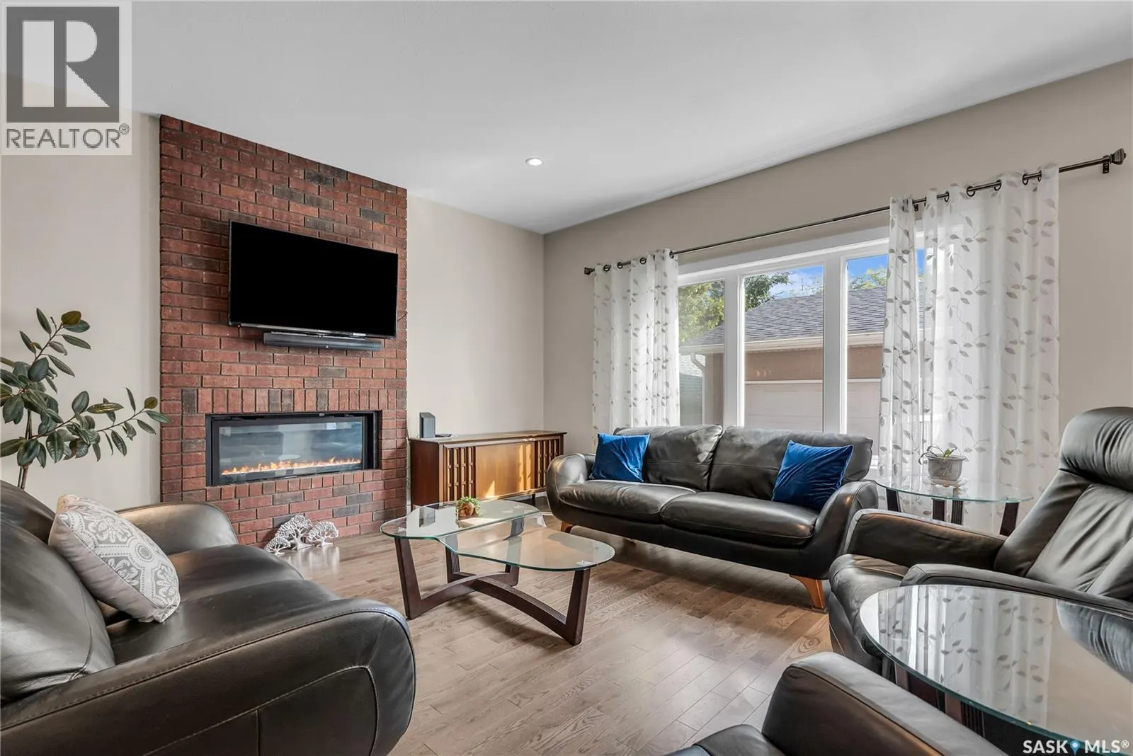 522B 6th STREET E
