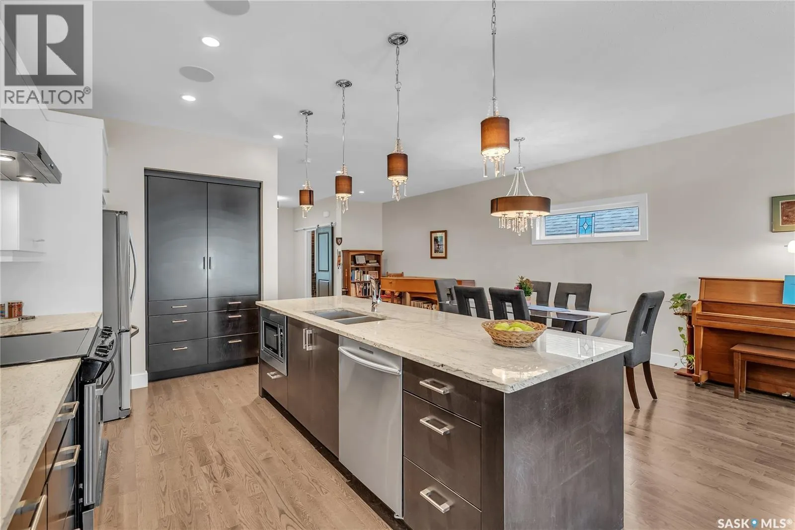 522B 6th STREET E