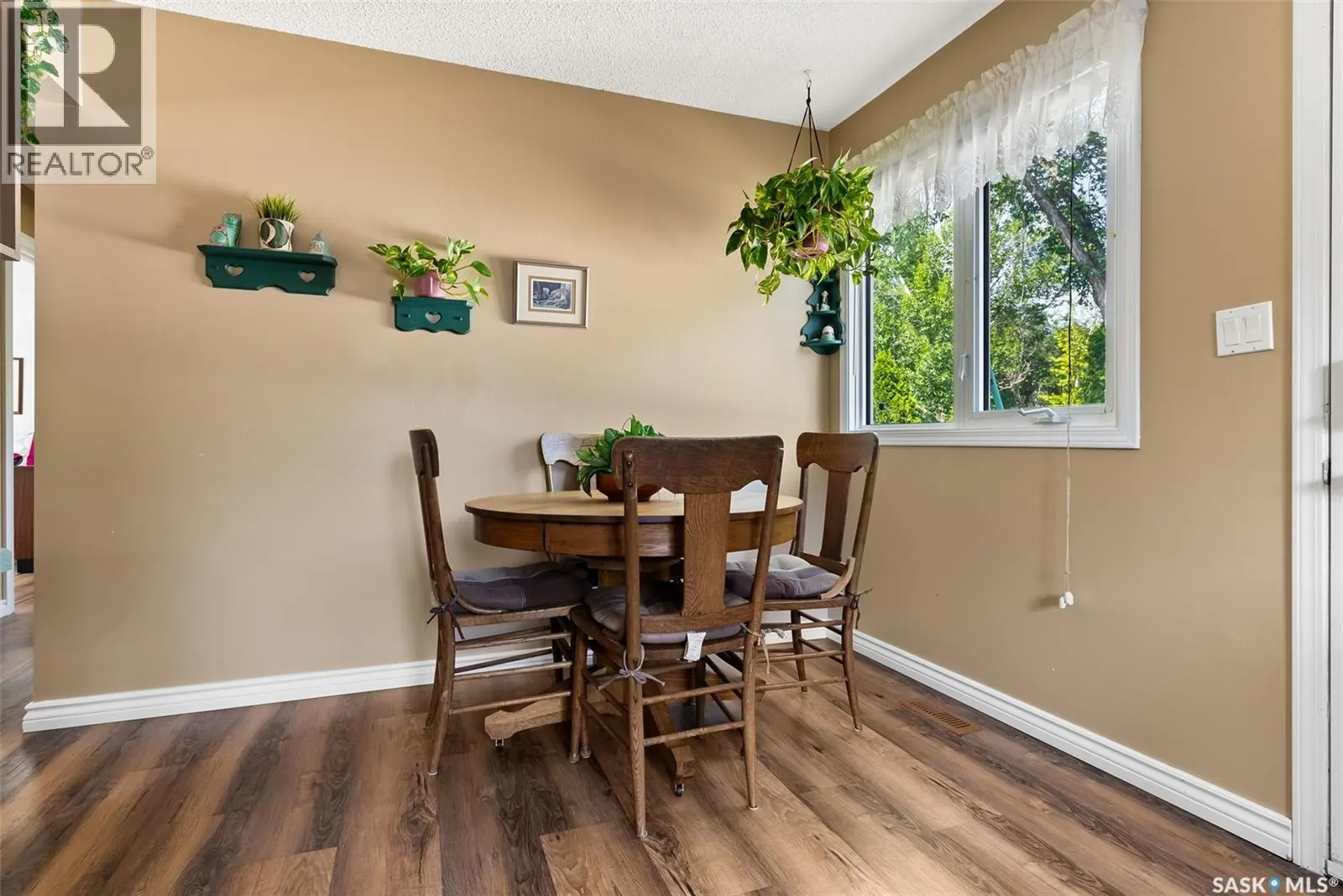 99 Magee CRESCENT