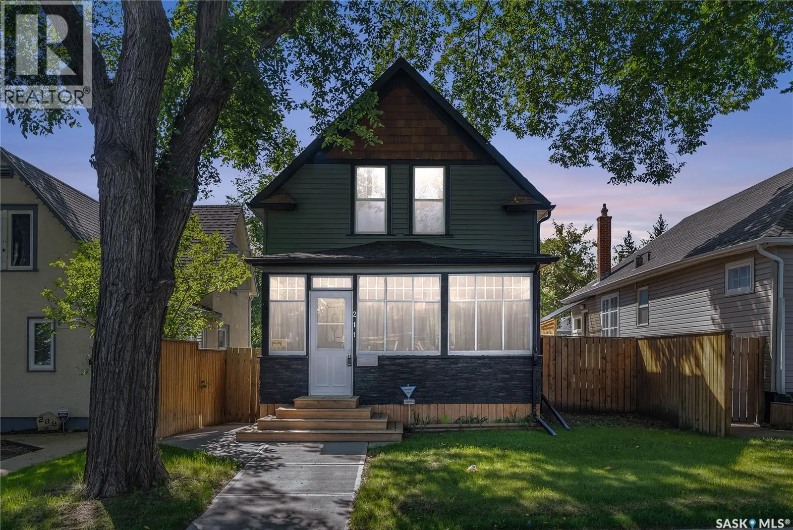 211 28th STREET W