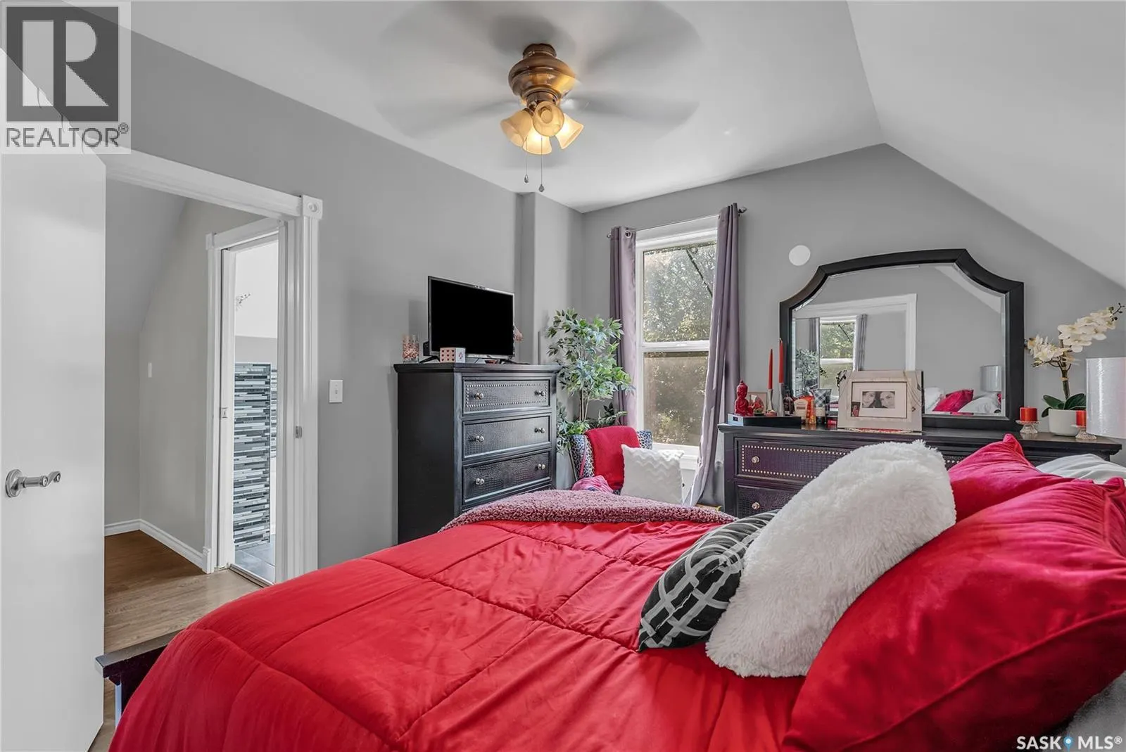 211 28th STREET W