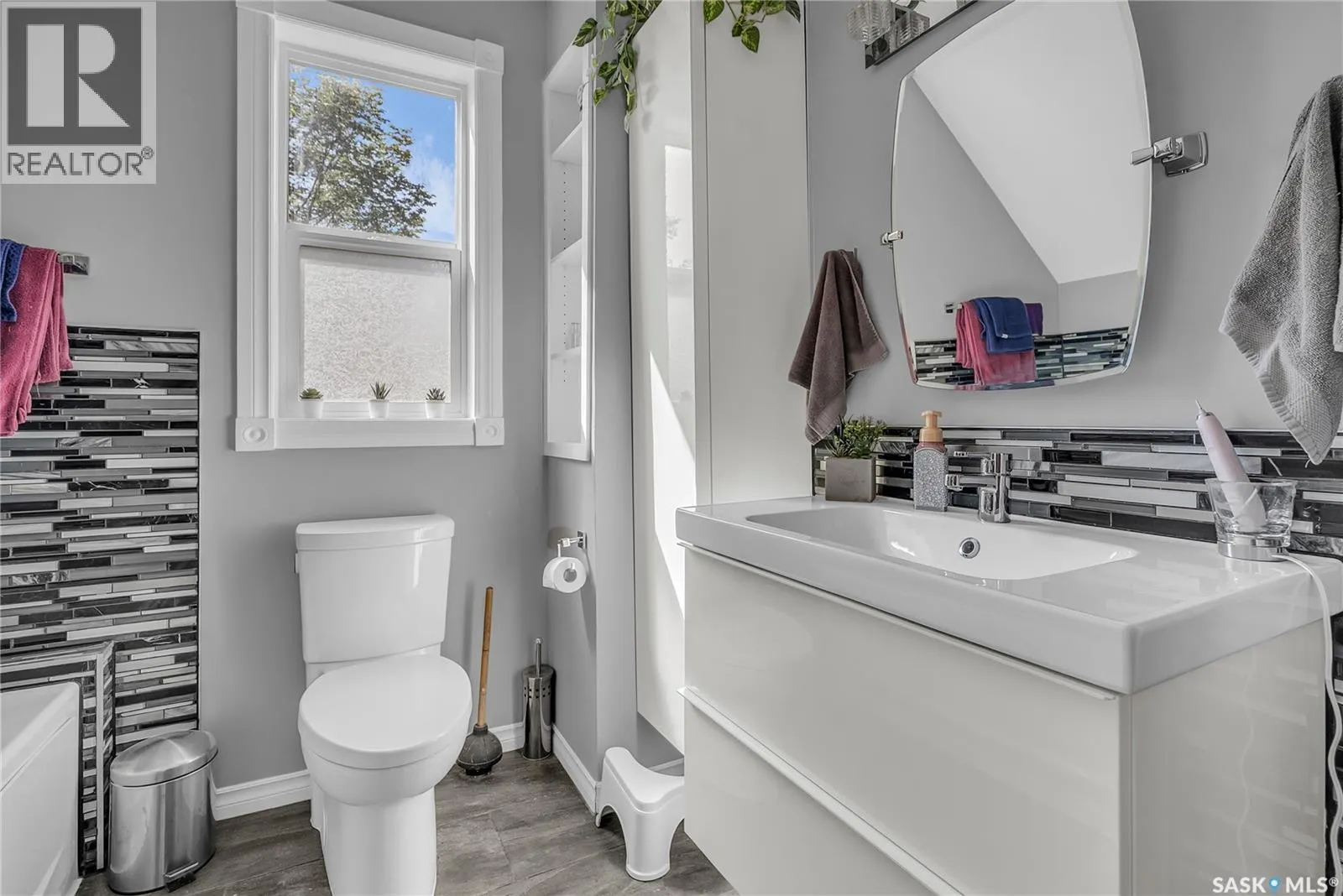 211 28th STREET W