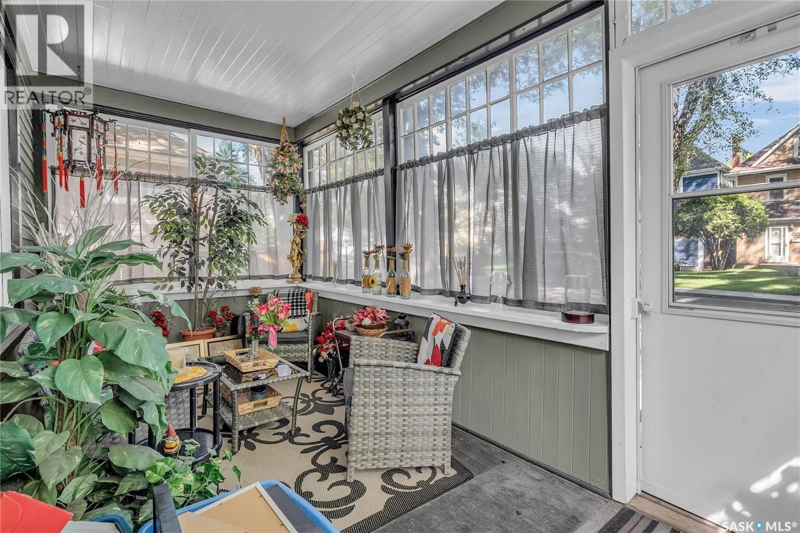 211 28th STREET W
