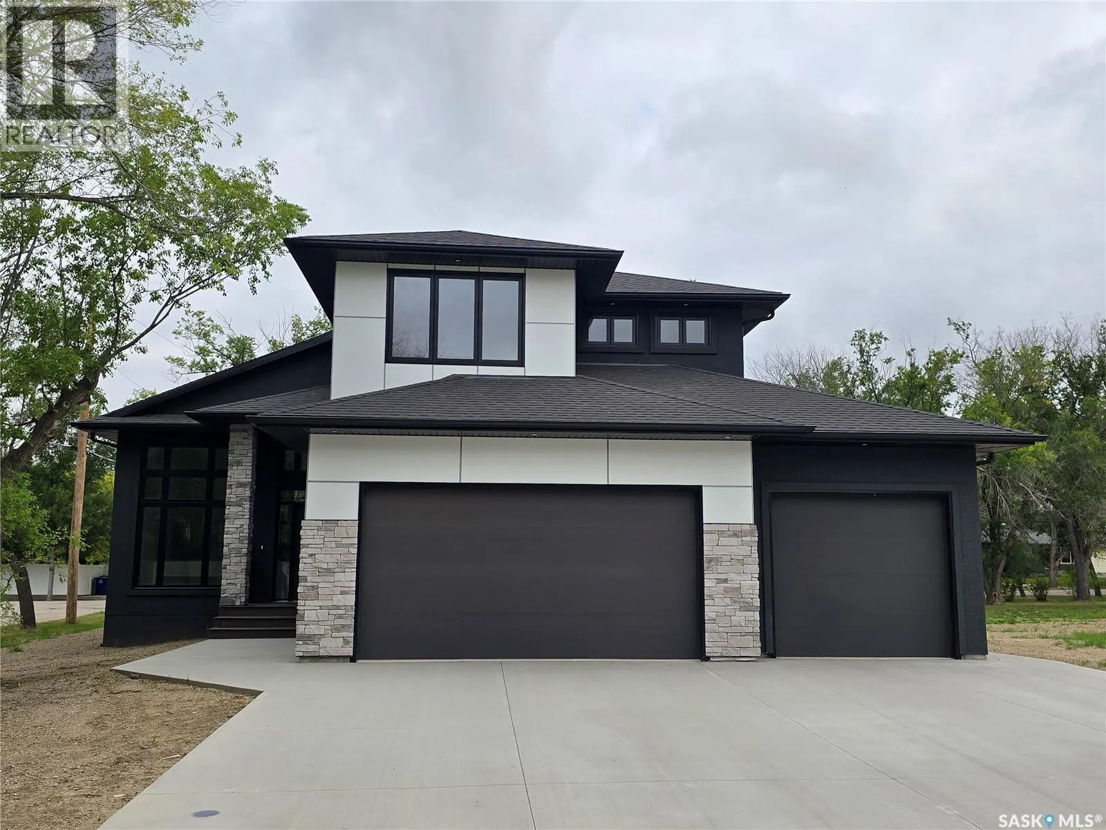 3 KENNEY CRESCENT