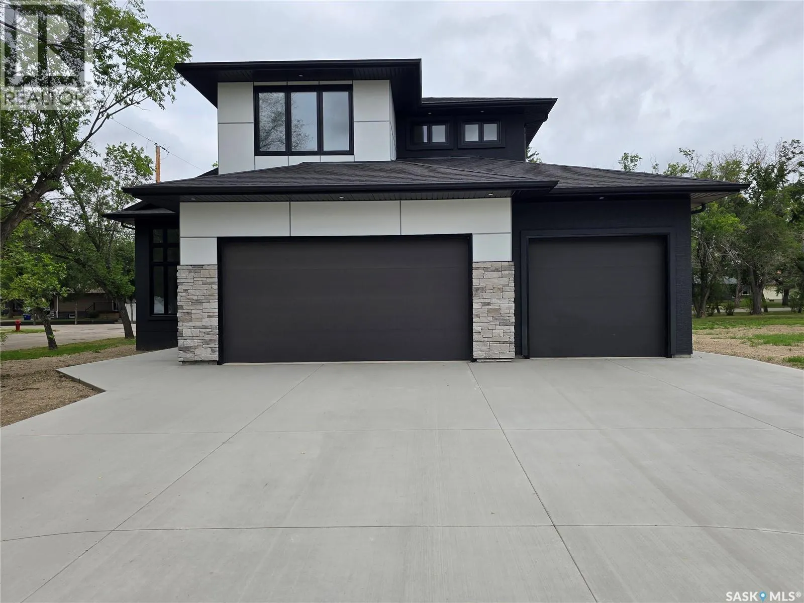 3 KENNEY CRESCENT