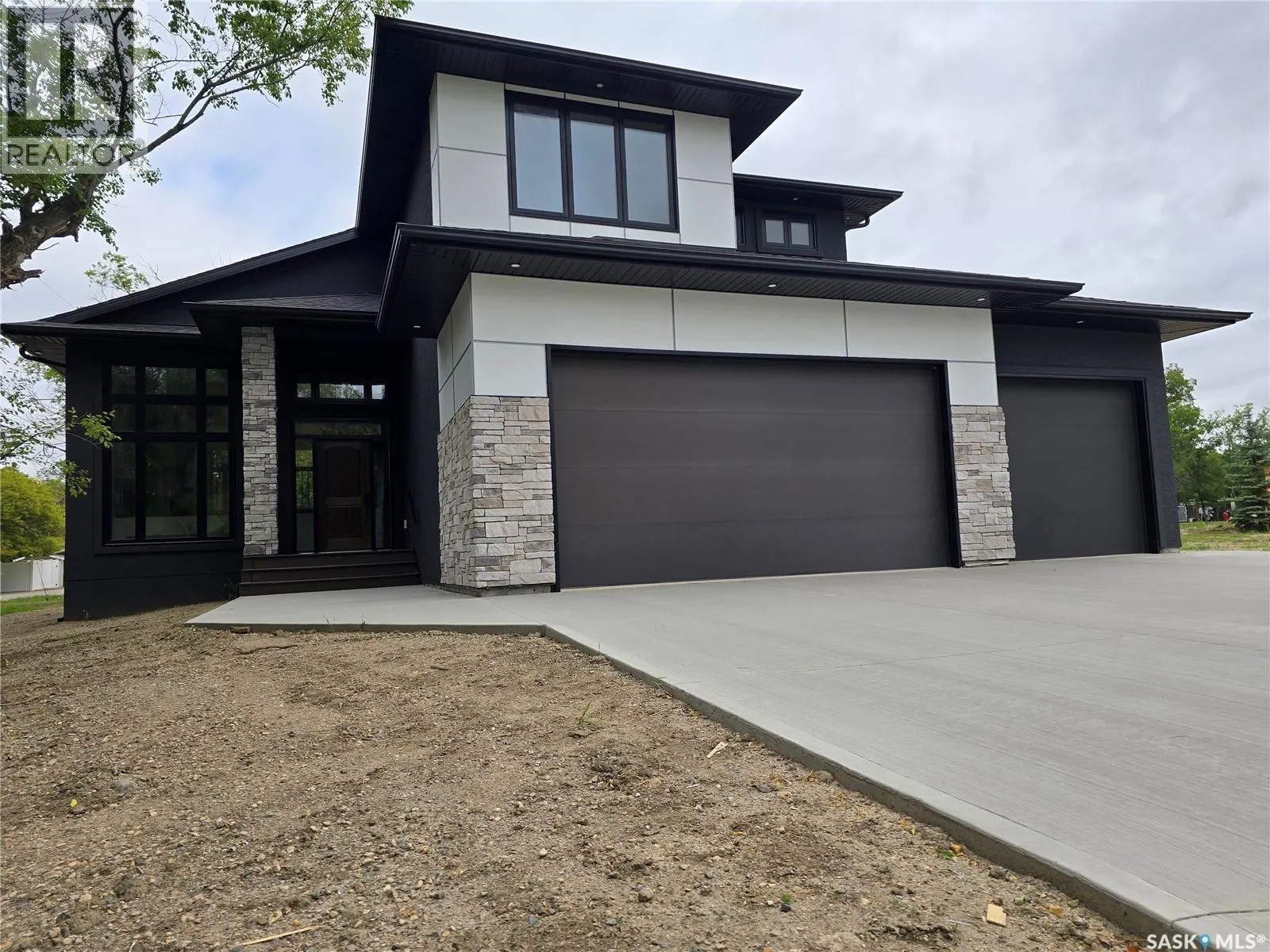 3 KENNEY CRESCENT