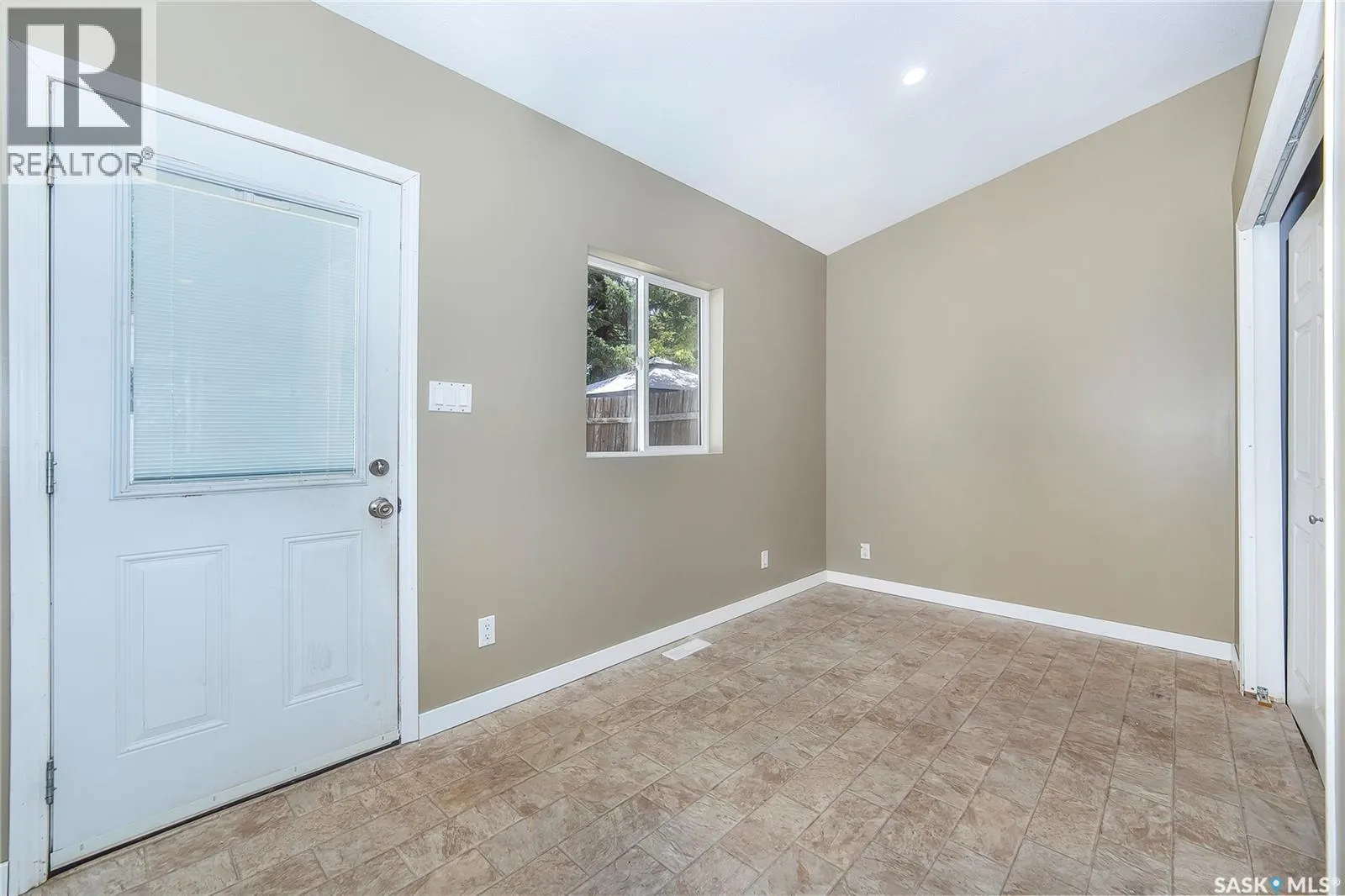 426 Vanier CRESCENT
