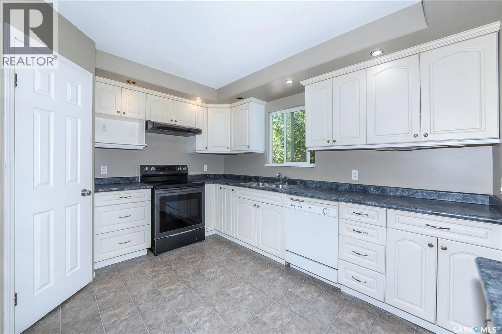 426 Vanier CRESCENT