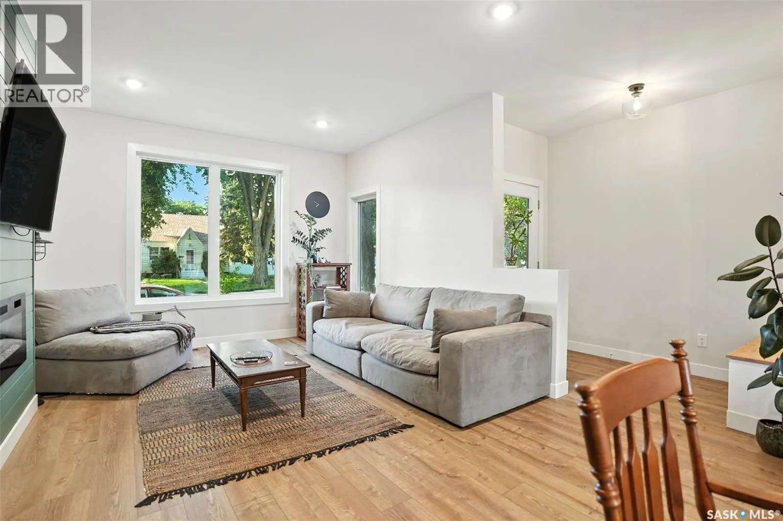 1124 9th STREET E