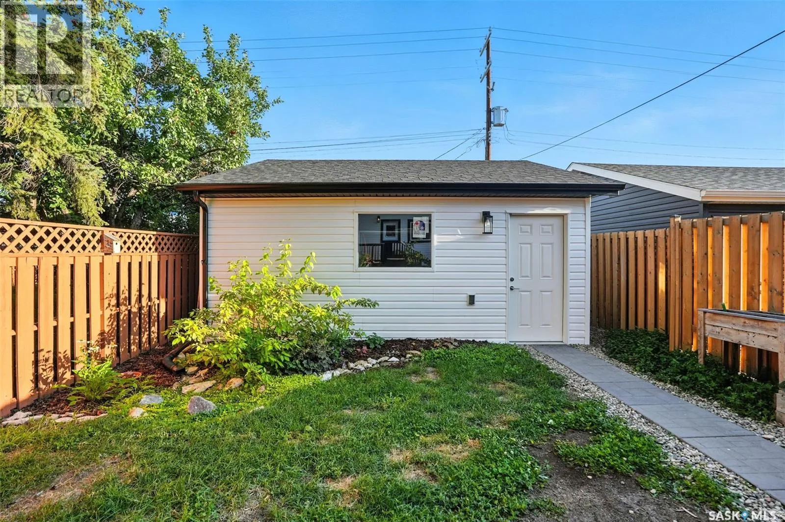 1124 9th STREET E