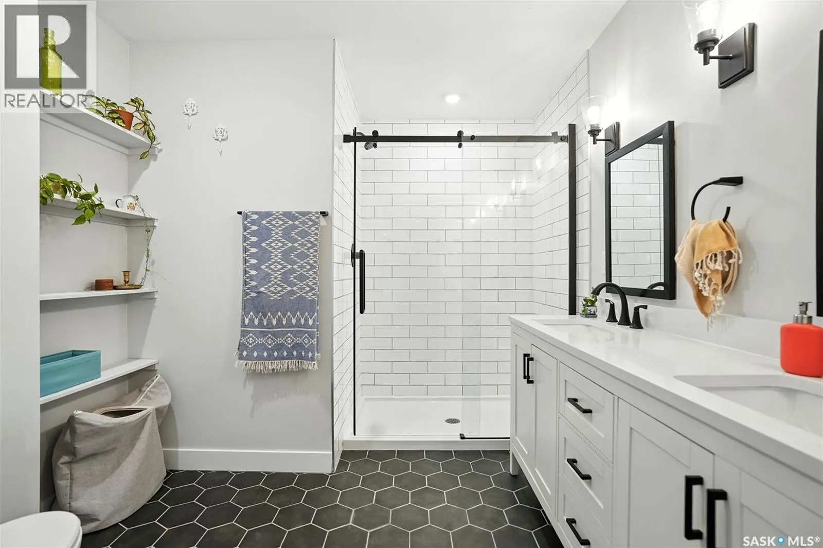 1124 9th STREET E