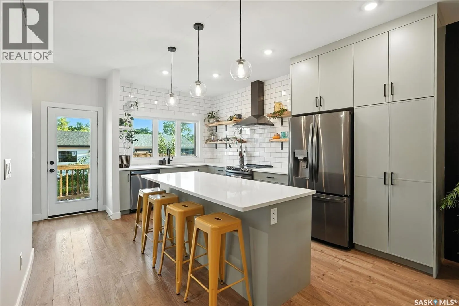 1124 9th STREET E