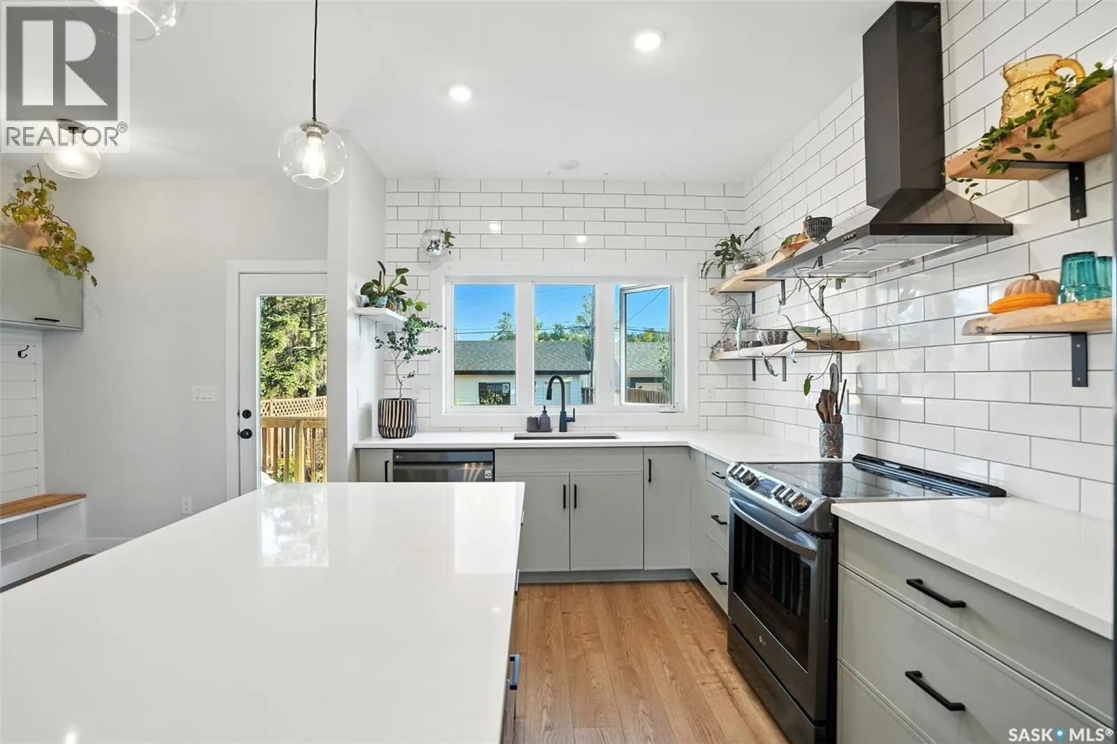 1124 9th STREET E