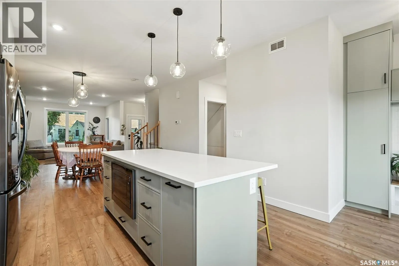 1124 9th STREET E