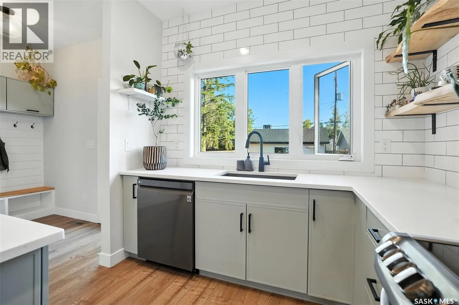 1124 9th STREET E