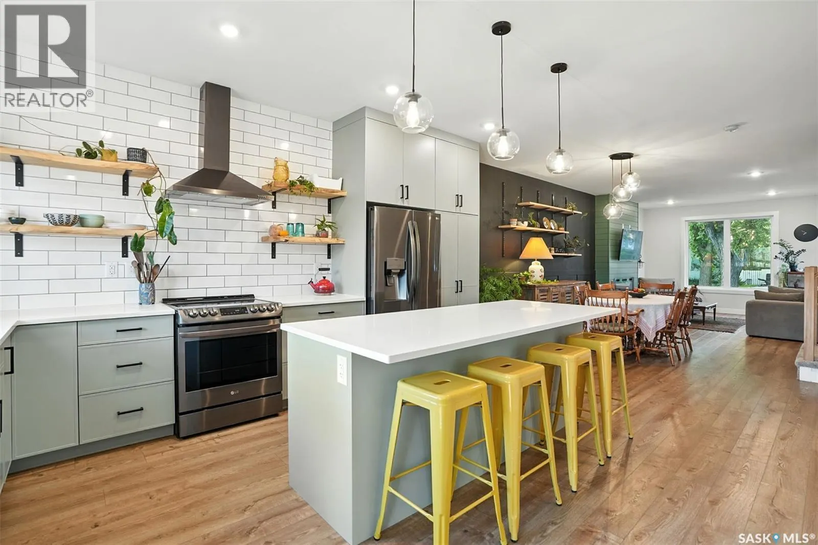 1124 9th STREET E