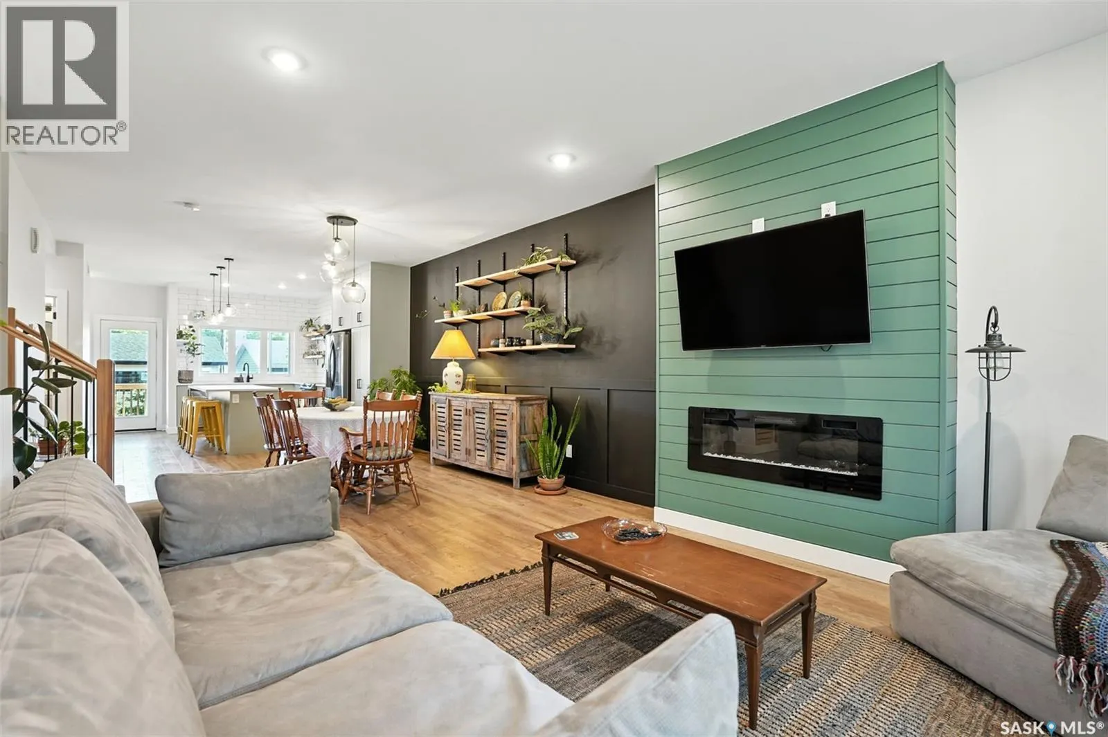 1124 9th STREET E