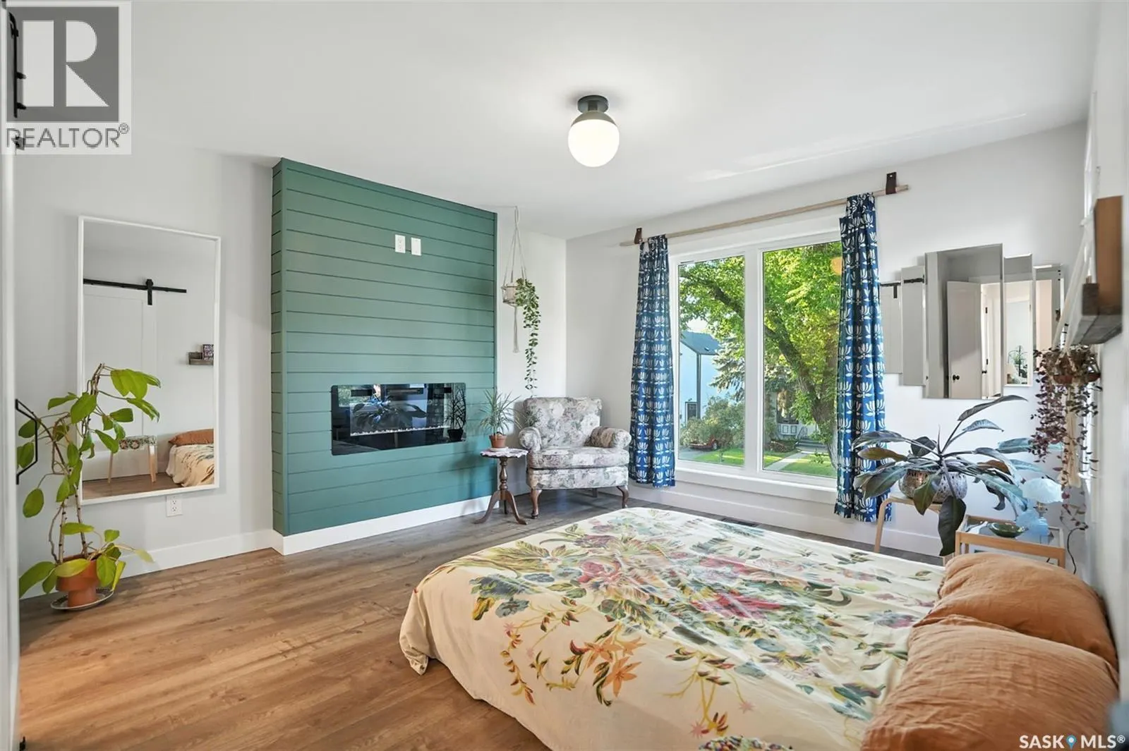 1124 9th STREET E