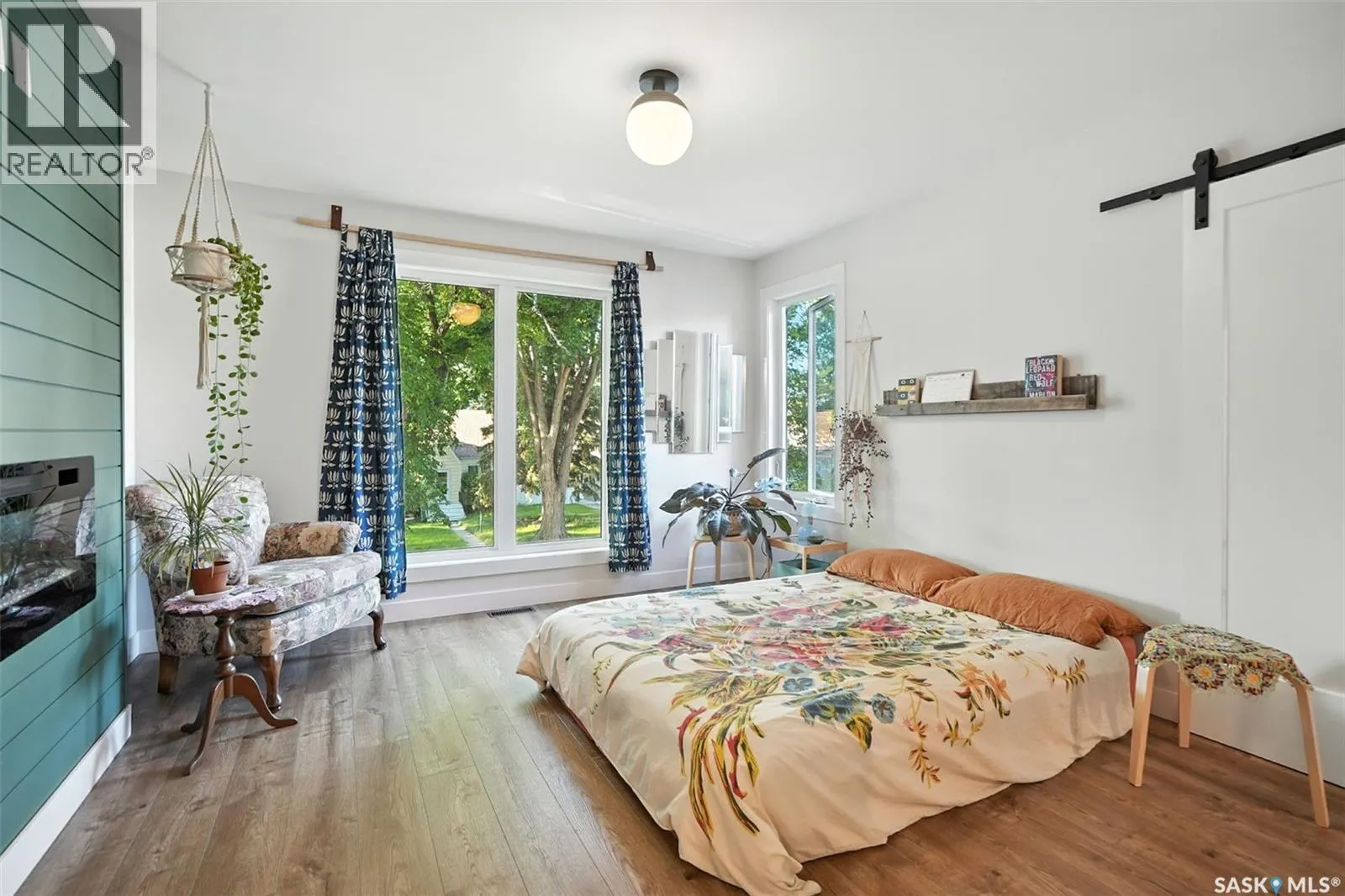 1124 9th STREET E