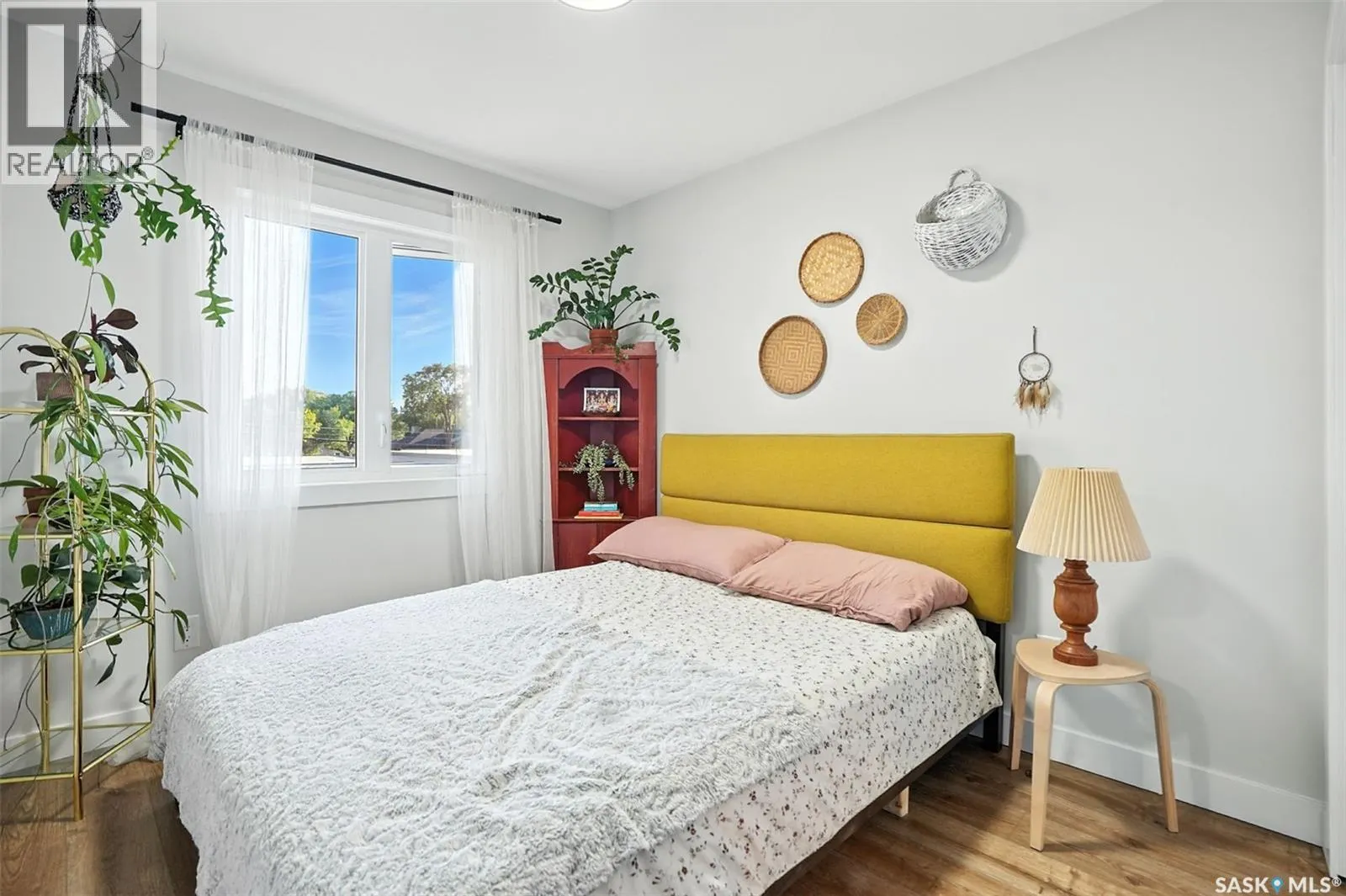1124 9th STREET E