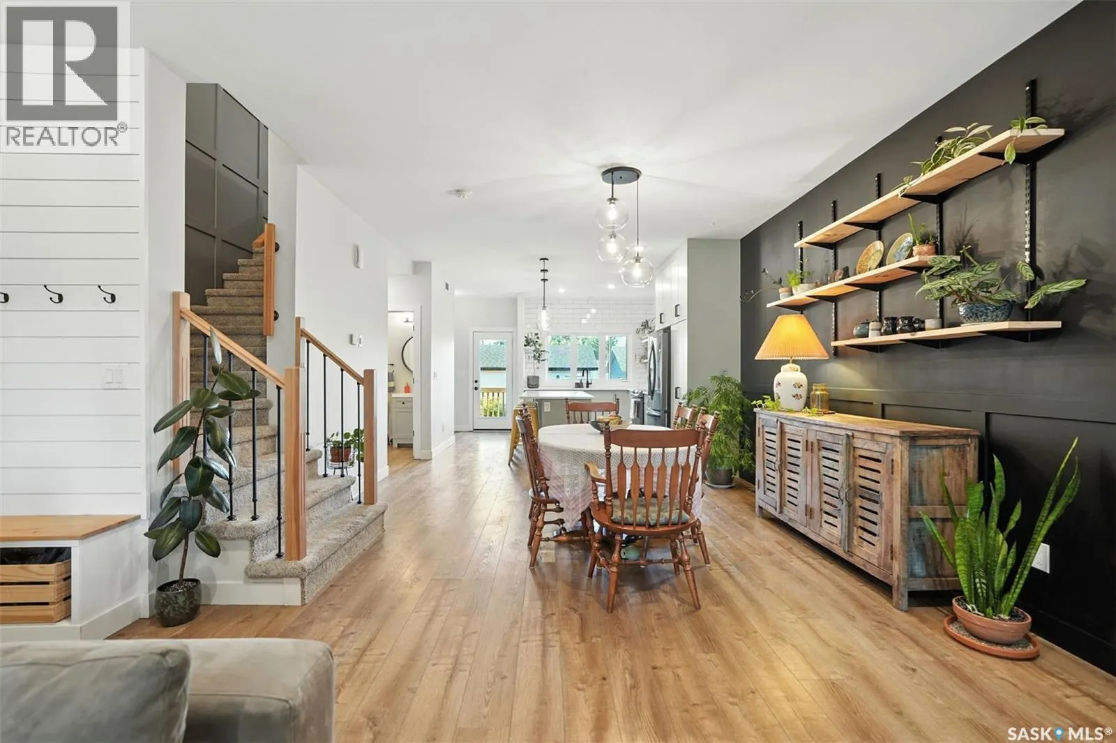 1124 9th STREET E