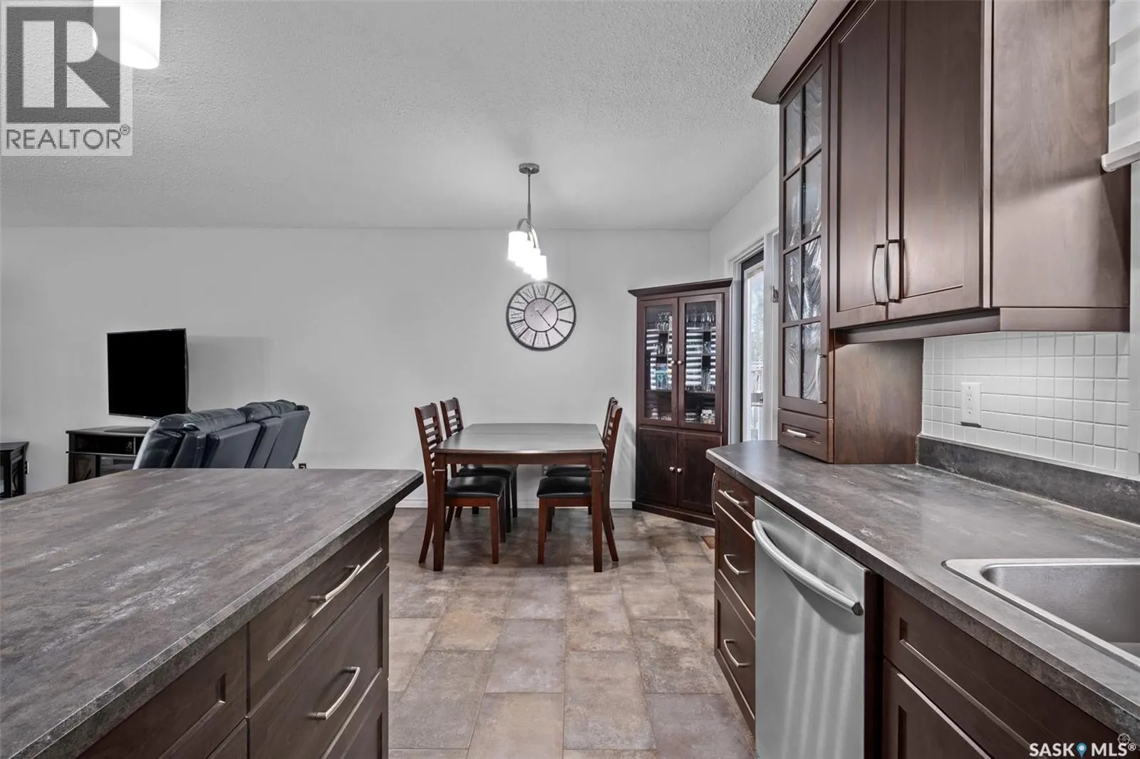 1592 Barton DRIVE