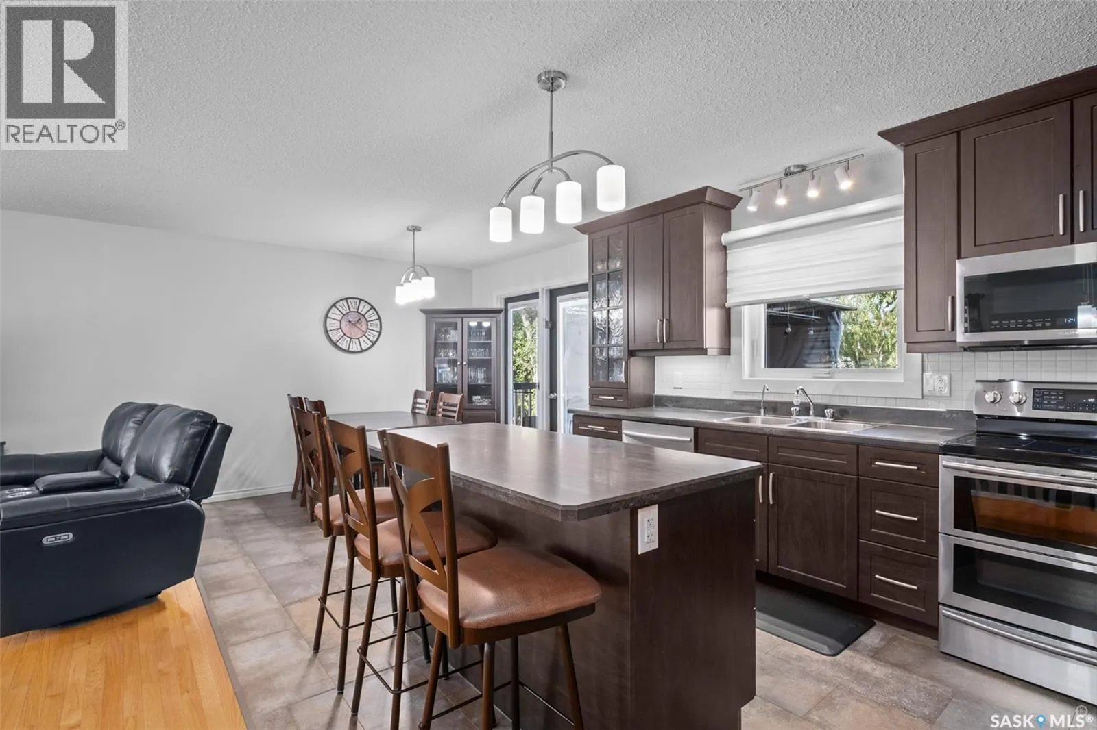 1592 Barton DRIVE