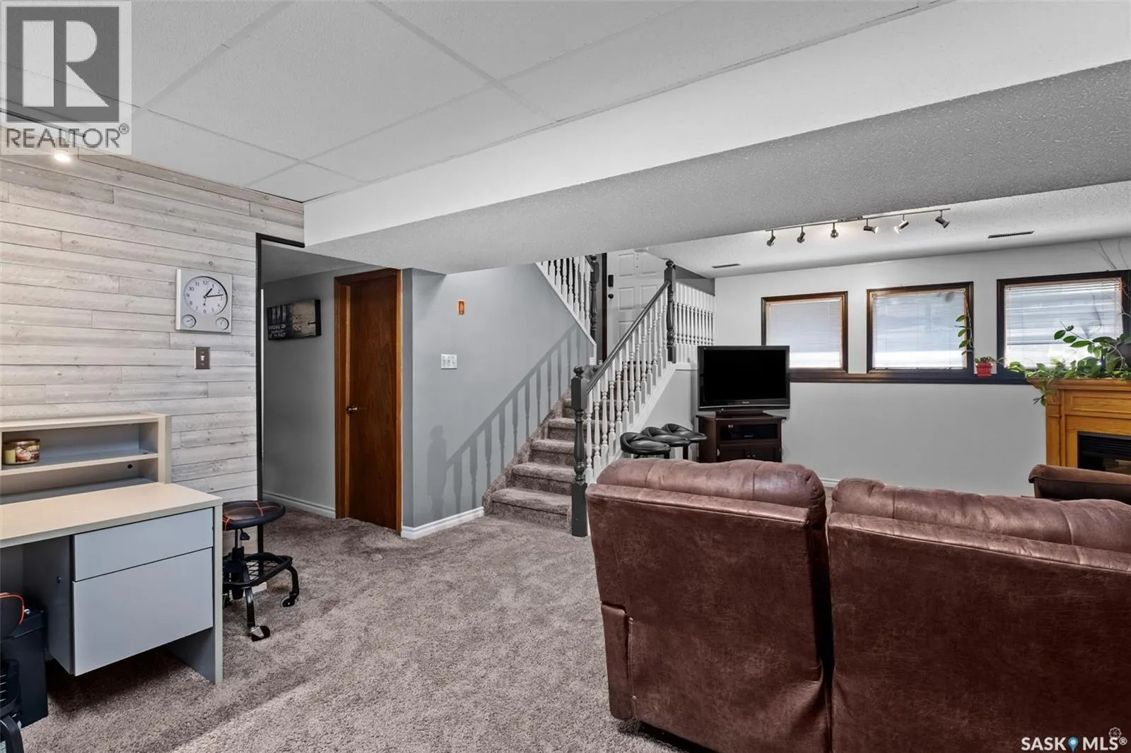 1592 Barton DRIVE
