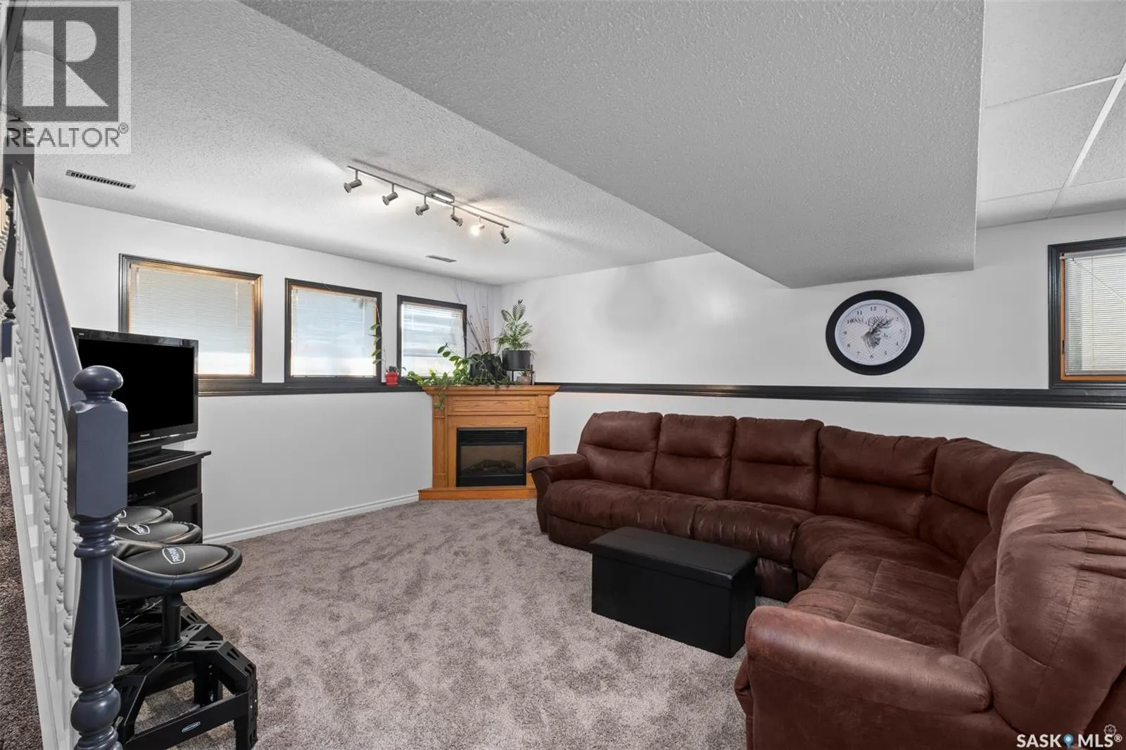 1592 Barton DRIVE