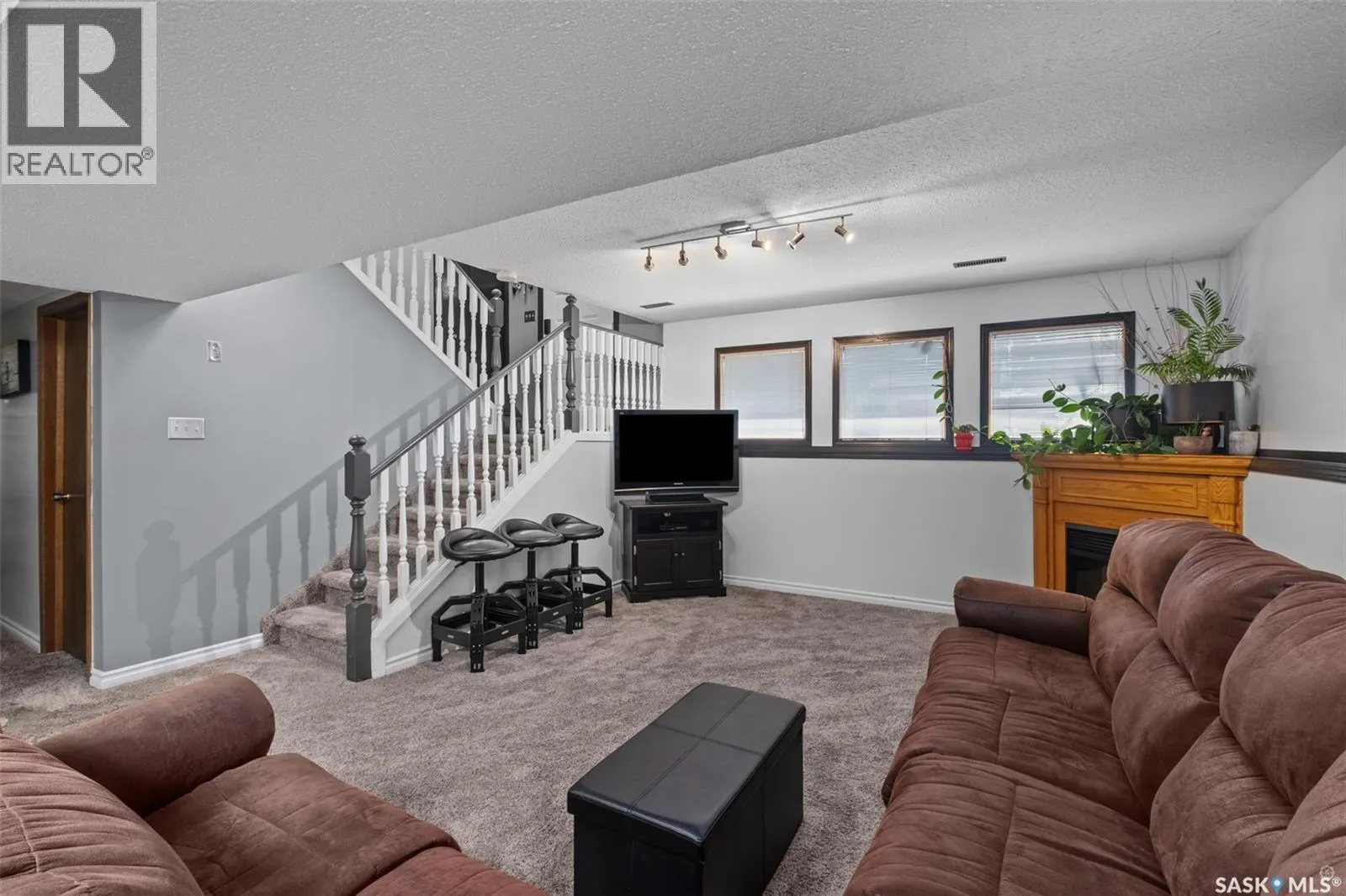 1592 Barton DRIVE