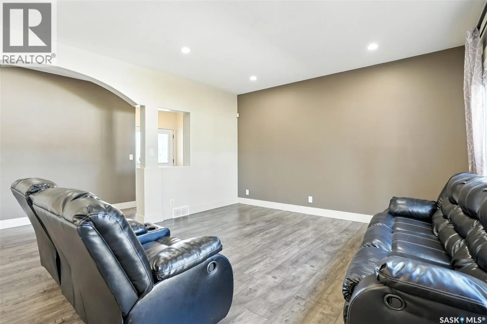 707 Reddekopp DRIVE