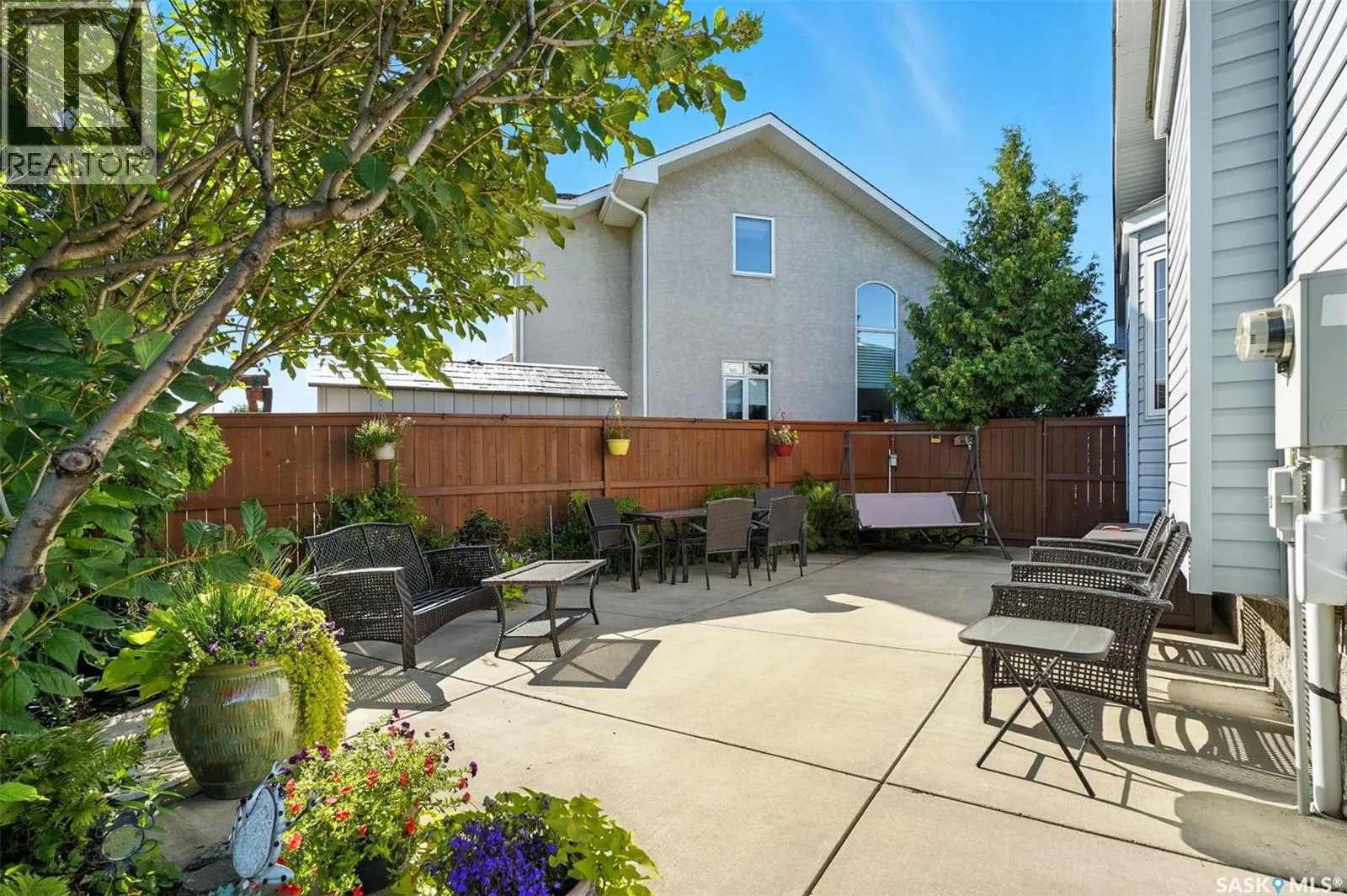 1002 Carr CRESCENT