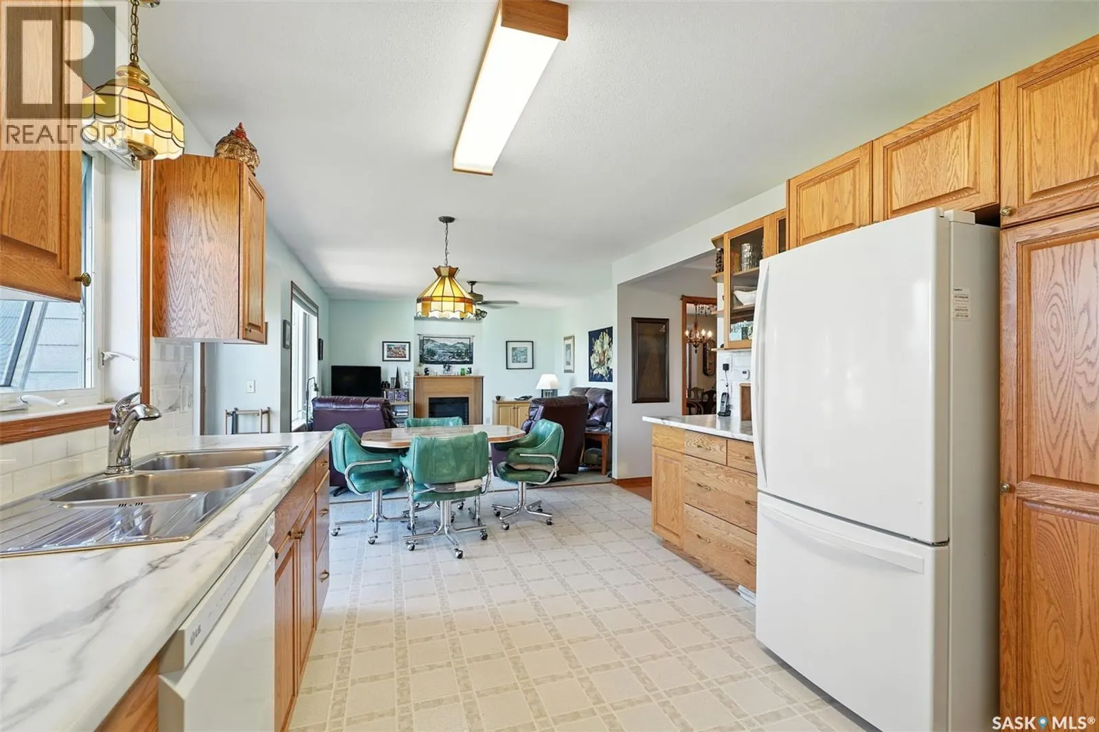 1002 Carr CRESCENT