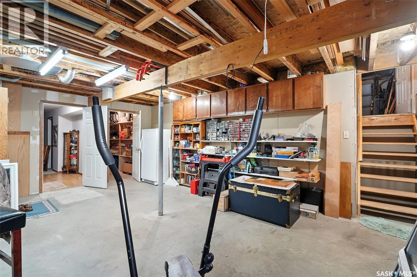 1002 Carr CRESCENT