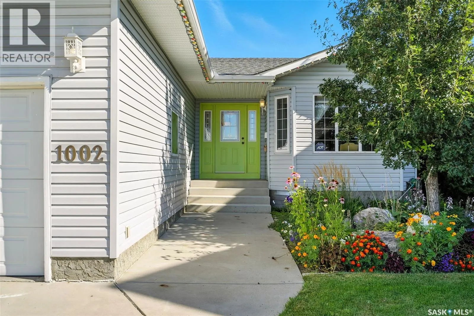 1002 Carr CRESCENT
