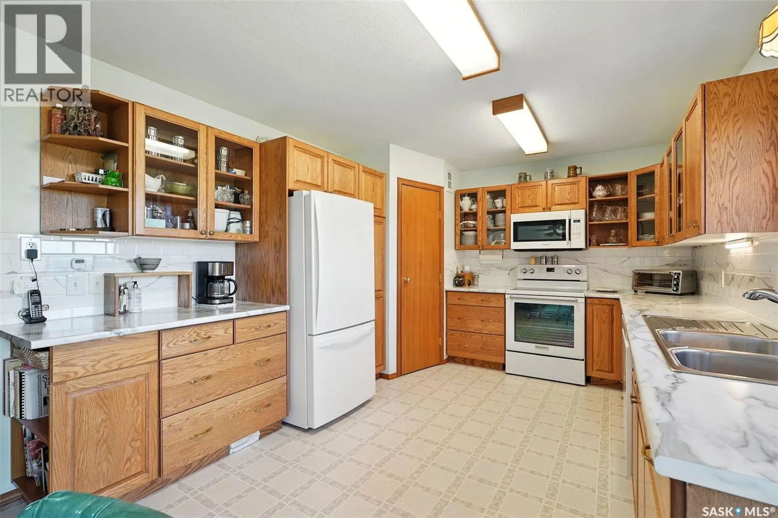 1002 Carr CRESCENT