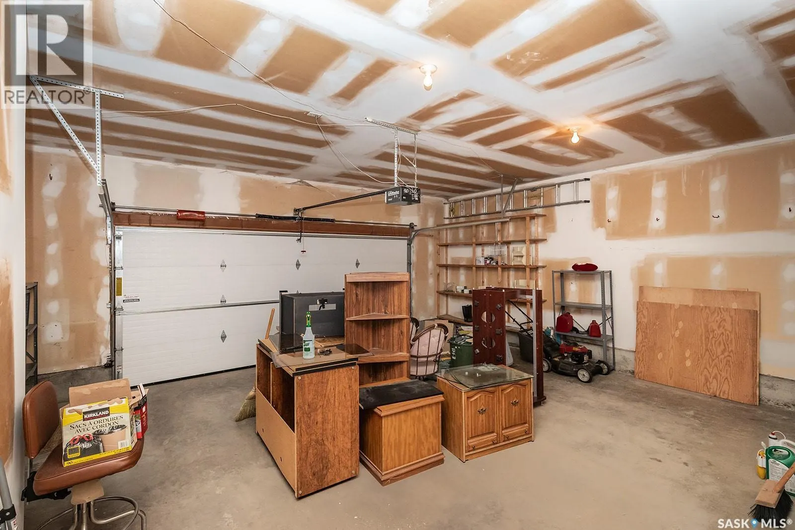 634 Nesslin CRESCENT