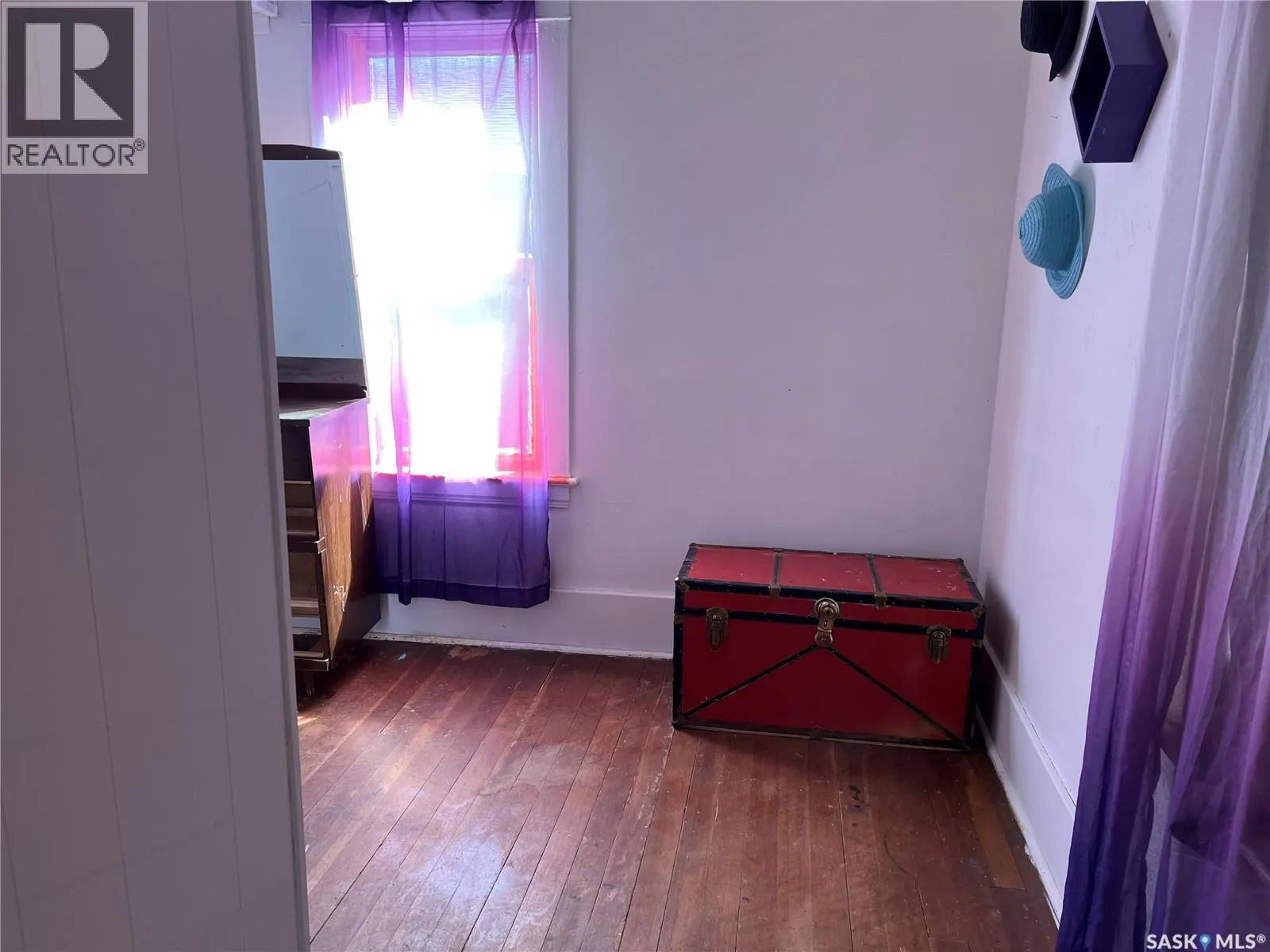 239 4th AVENUE W