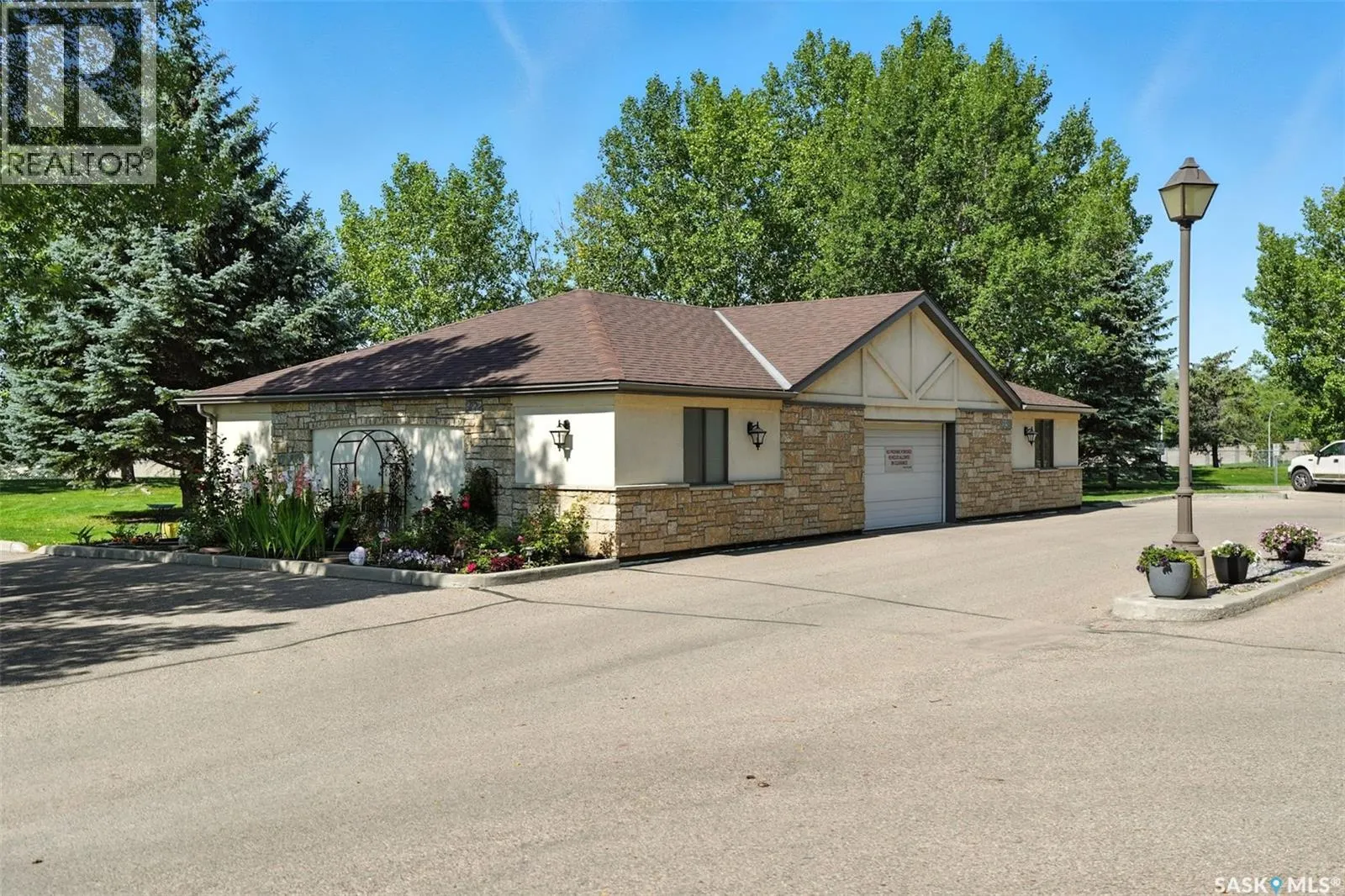 208 1622 Acadia DRIVE